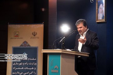 ۶۵ هزار هکتار زمین در ۴ ماه گذشته تامین شده است/ درباره
همکاری بانک‌ها در نهضت ملی مسکن نگران هستم