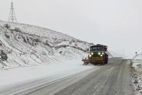 ویدیو|عملیات برف روبی محورهای مواصلاتی استان چهارمحال و بختیاری