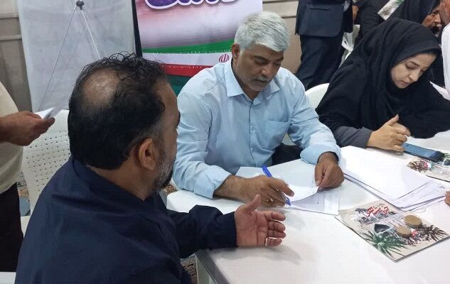 ببینید| برپایی میز خدمت با حضور معاونین اداره کل راه و شهرسازی خوزستان به مناسبت سوم خرداد در مصلی نماز جمعه خرمشهر