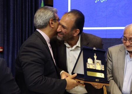 تقدیر از مدیرکل راه و شهرسازی استان خراسان رضوی در جشنواره خیرین مدرسه‌ساز