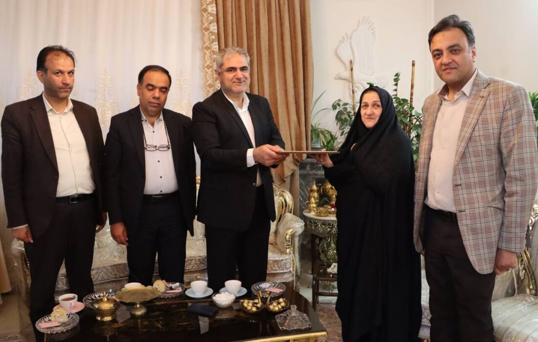 دیدار مدیرعامل سازمان ملی زمین و مسکن با خانواده شهید بازمانده در خراسان رضوی