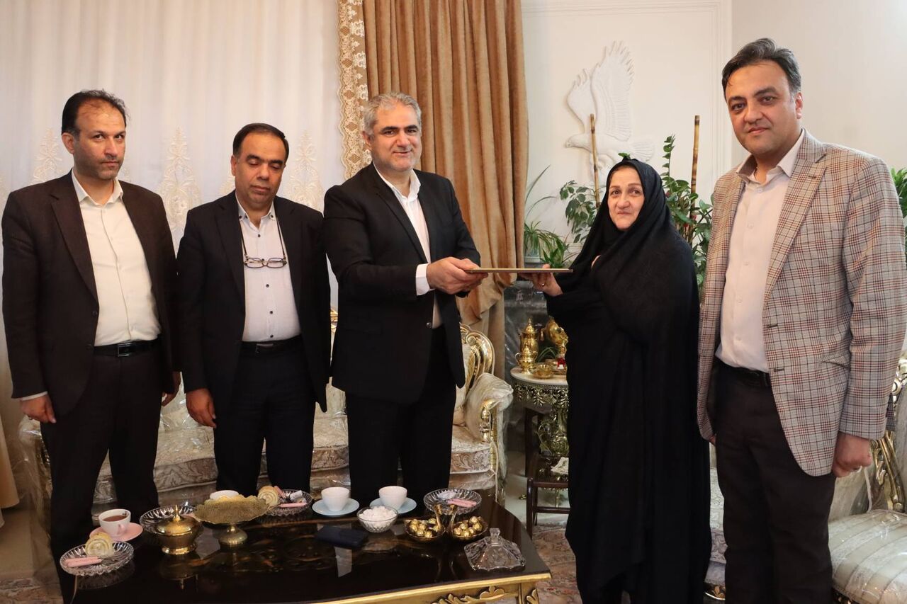 دیدار مدیرعامل سازمان ملی زمین و مسکن با خانواده شهید بازمانده در خراسان رضوی