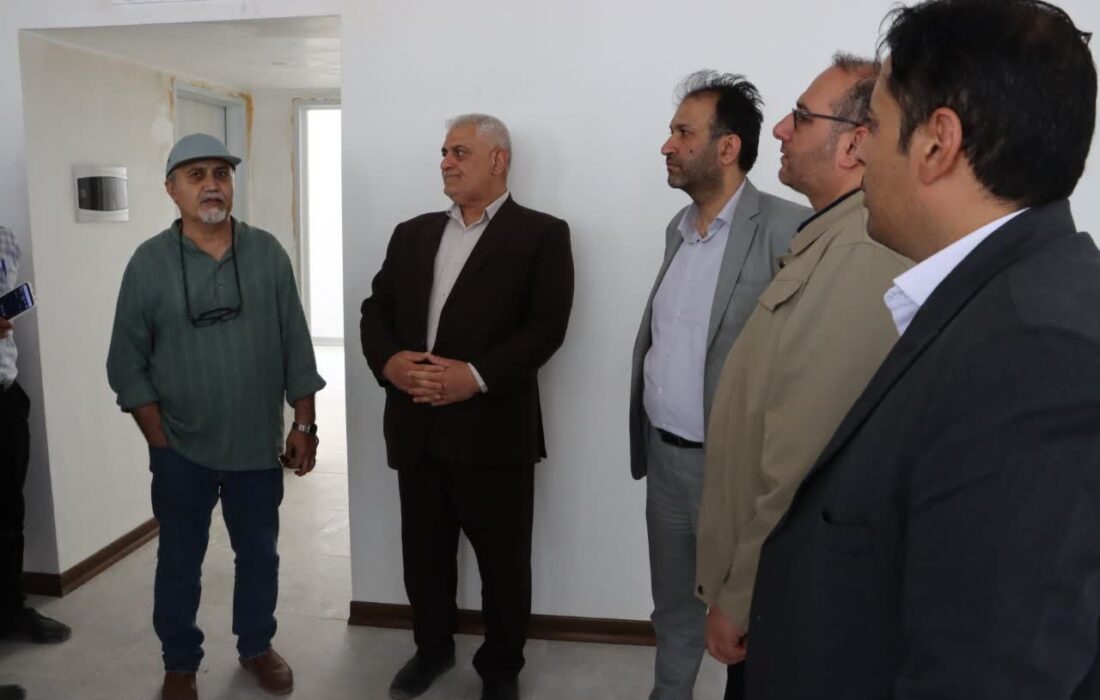 بازدید معاون فنی سازمان ملی زمین و مسکن از سایت‌های نهضت ملی مسکن تایباد و امضای تفاهم‌نامه تأمین قیر معابر
