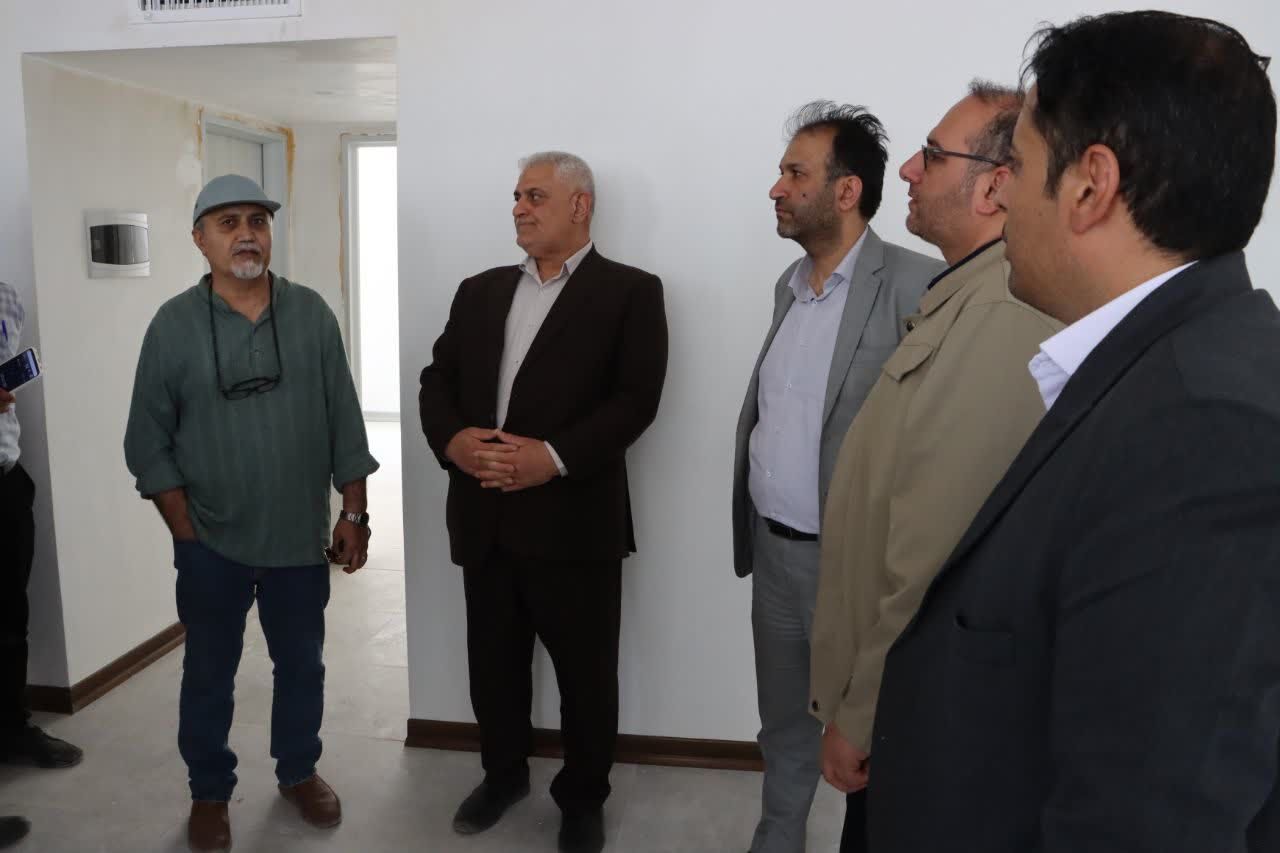 بازدید معاون فنی سازمان ملی زمین و مسکن از سایت‌های نهضت ملی مسکن تایباد و امضای تفاهم‌نامه تأمین قیر معابر