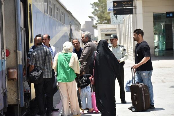 ببینید| خدمت‌رسانی ایستگاه راه آهن و پایانه‌های حمل و نقل به مسافران در استان سمنان